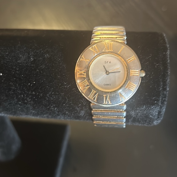 Saks Fifth Avenue, two tone vintage watch. Pre-loved in good condition. - Picture 2 of 6